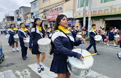 Alumnos de diversos plantes rindieron homenaje a la parroquia Eloy Alfaro.