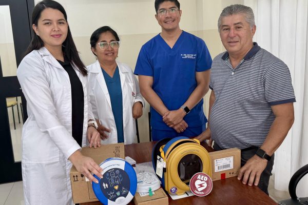 La donación del desfibrilador permitirá salvar vidas en la ULEAM.