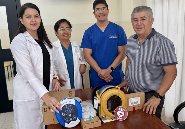 La donación del desfibrilador permitirá salvar vidas en la ULEAM.