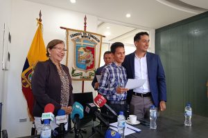 Fabián González Flores, de 19 años, mientras recibía su beca.