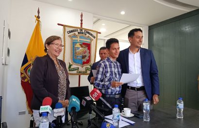 Fabián González Flores, de 19 años, mientras recibía su beca.