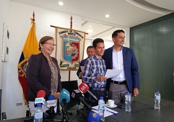 Fabián González Flores, de 19 años, mientras recibía su beca.