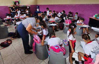 Los estudiantes de la Uleam promueven un futuro prometedor para la enseñanza del inglés en los niños de las escuelas de Manta.