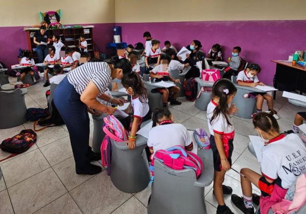 Los estudiantes de la Uleam promueven un futuro prometedor para la enseñanza del inglés en los niños de las escuelas de Manta.