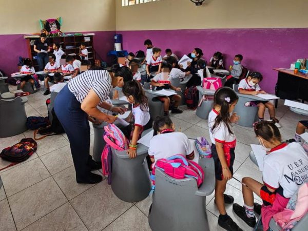 Los estudiantes de la Uleam promueven un futuro prometedor para la enseñanza del inglés en los niños de las escuelas de Manta.