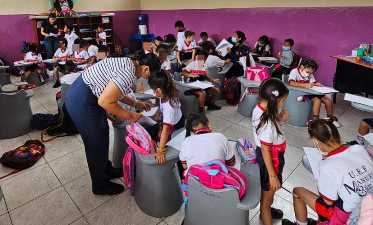 Los estudiantes de la Uleam promueven un futuro prometedor para la enseñanza del inglés en los niños de las escuelas de Manta.