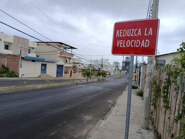 Moradores denuncian que conductores no respetan señales de tránsito.