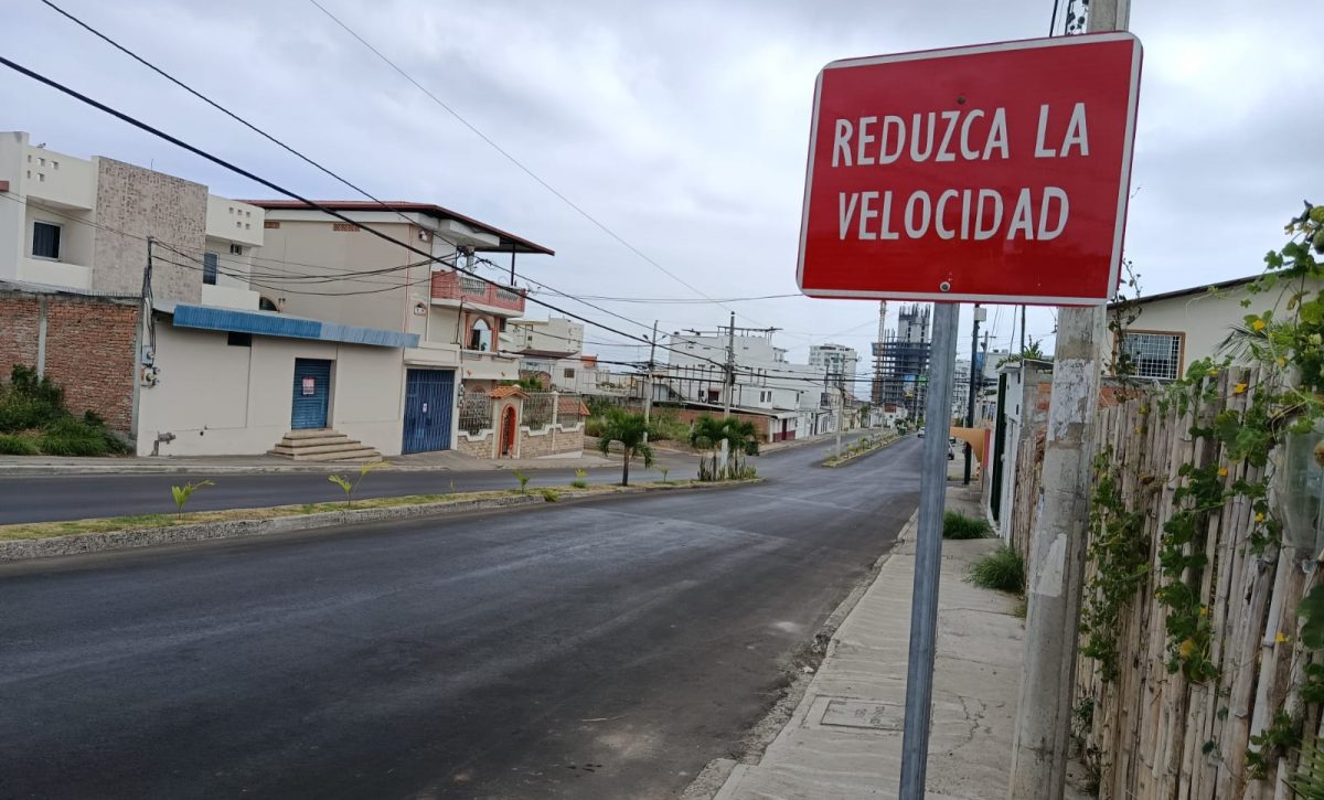 Moradores denuncian que conductores no respetan señales de tránsito.