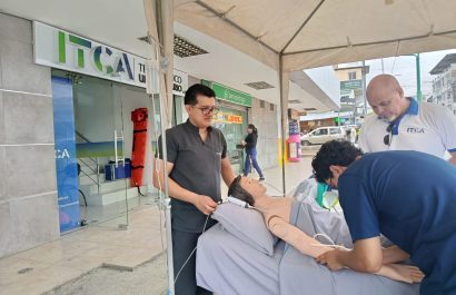 Alumnos y profesores participando de la feria del instituto ITCA.