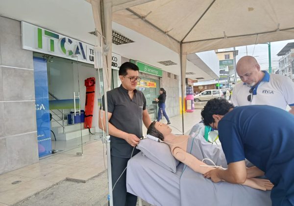 Alumnos y profesores participando de la feria del instituto ITCA.