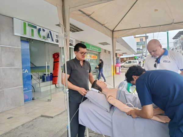 Alumnos y profesores participando de la feria del instituto ITCA.