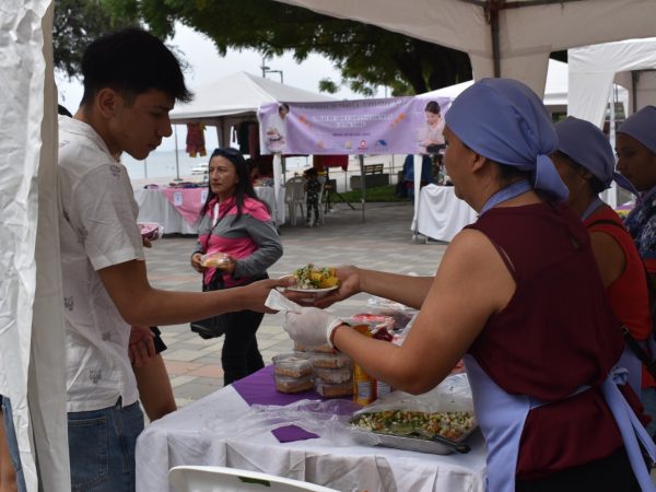 Mujeres sobrevivientes a la violencia de género brillarán en la sexta feria de Río Manta.