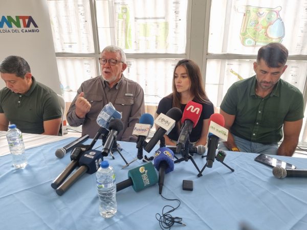 Un momento de la rueda de prensa donde se daban a conocer detalles del feriado de Semana Santa en Manta.