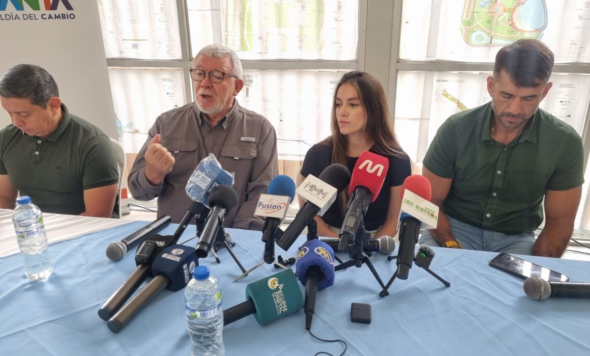 Un momento de la rueda de prensa donde se daban a conocer detalles del feriado de Semana Santa en Manta.