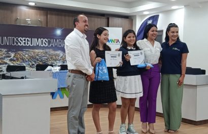 Dos alumnas recibieron un reconocimiento por ser portavoces del proyecto.