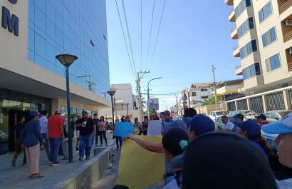 Habitantes de Jaramijó protestaron por la falta de agua potable en los bajos de las oficinas de Refinería del Pacífico.