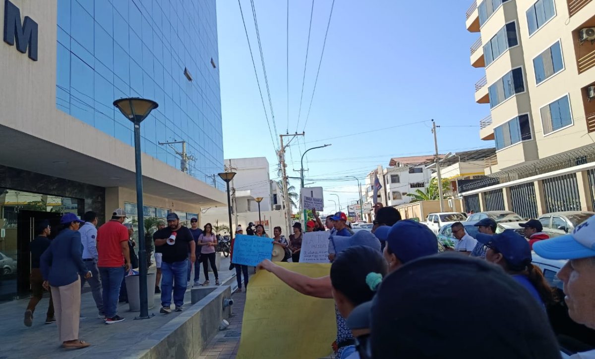 Habitantes de Jaramijó protestaron por la falta de agua potable en los bajos de las oficinas de Refinería del Pacífico.