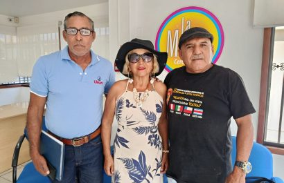Manuel Gil (izq) promueve junto a demás gestores culturales la fecha de fundación de Manta.