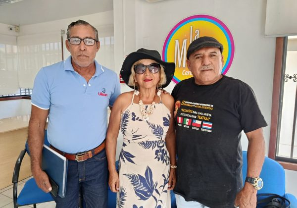 Manuel Gil (izq) promueve junto a demás gestores culturales la fecha de fundación de Manta.
