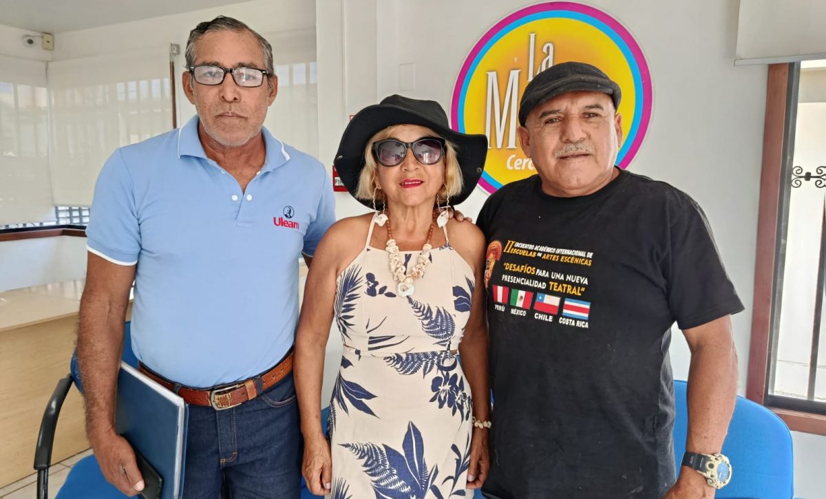Manuel Gil (izq) promueve junto a demás gestores culturales la fecha de fundación de Manta.