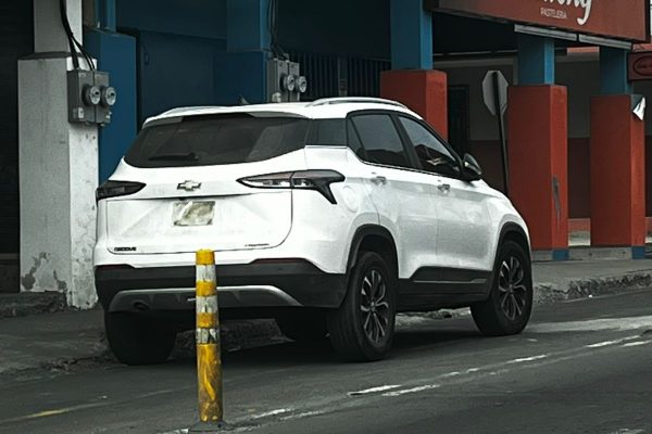 A diario se ven carros invadiendo la ciclovía a lo largo de la calle 15, en Manta.