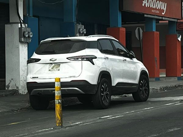 A diario se ven carros invadiendo la ciclovía a lo largo de la calle 15, en Manta.