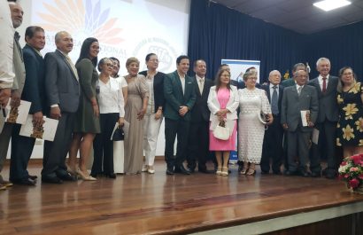 Algunos docentes jubilados que recibieron un reconocimiento de parte de la Asamblea Nacional.