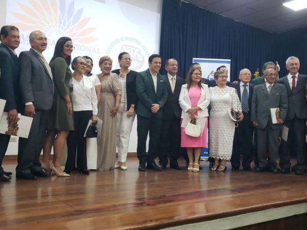 Algunos docentes jubilados que recibieron un reconocimiento de parte de la Asamblea Nacional.