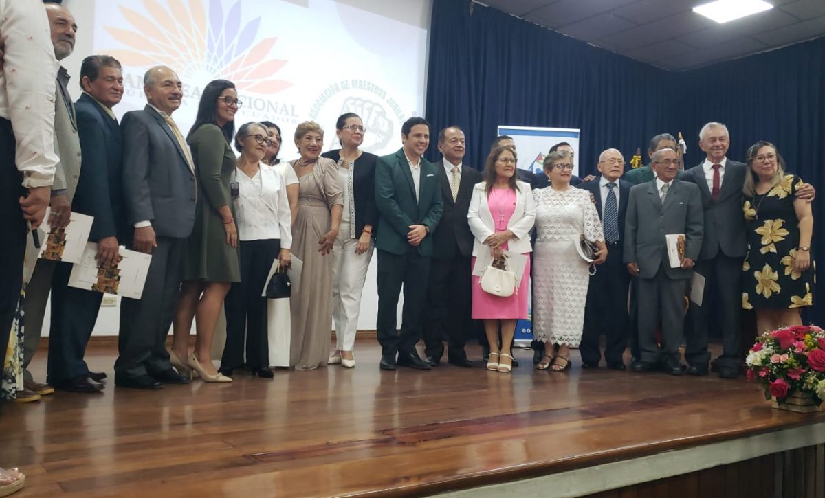 Algunos docentes jubilados que recibieron un reconocimiento de parte de la Asamblea Nacional.