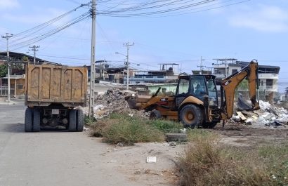 El retiro e escombros arrancó este viernes; moradores esperan que el trabajo se concluya y ya no se permita acopiar escombros allí.