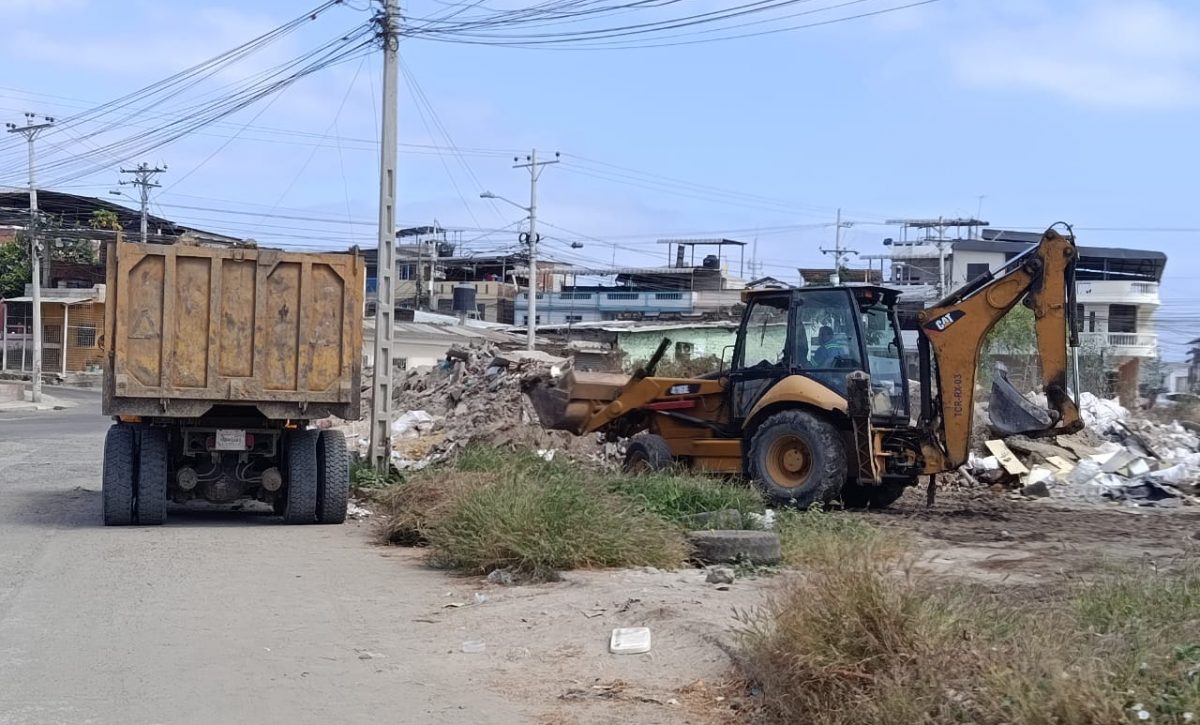 El retiro e escombros arrancó este viernes; moradores esperan que el trabajo se concluya y ya no se permita acopiar escombros allí.