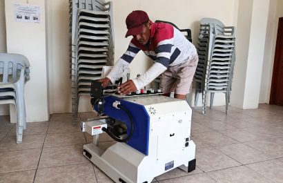 La máquina bordadora cuando llegaba este martes 22 de julio al taller de la asociación.