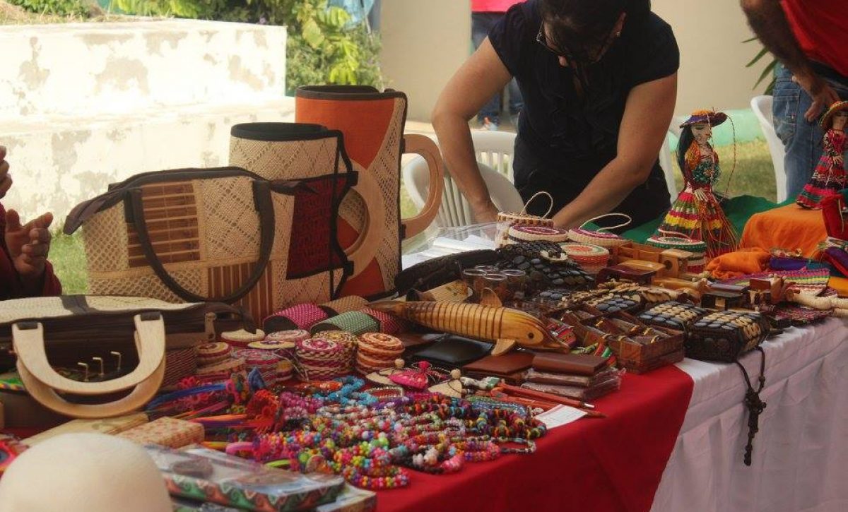 El montaje de stands comenzó la tarde del jueves, preparando el escenario para la feria este fin de semana en la terminal de cruceros.