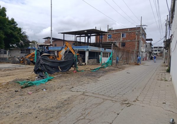 La minga en la estación de bombeo de Los Esteros es un ejemplo del trabajo comunitario.