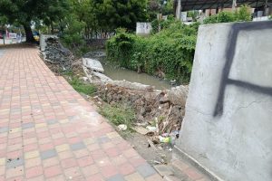 Parte del muro que quedó destruido en el borde del río Burro, en la J4 del barrio Jocay.