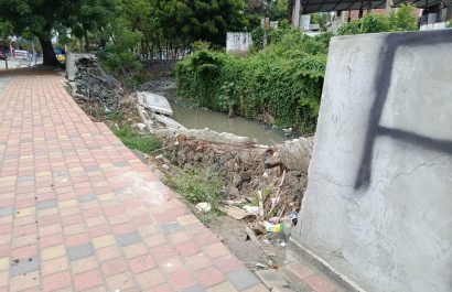 Parte del muro que quedó destruido en el borde del río Burro, en la J4 del barrio Jocay.
