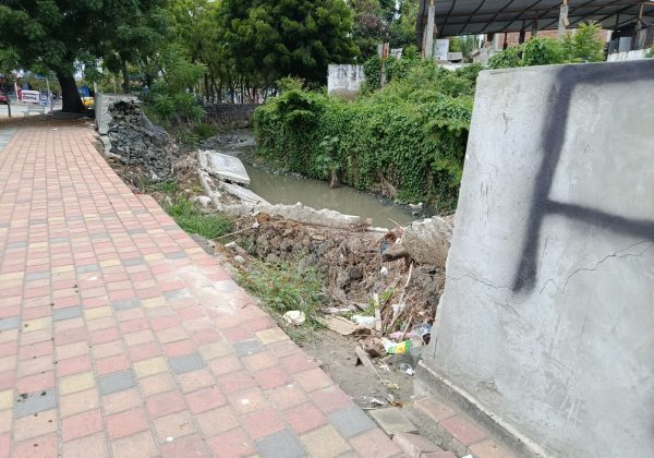 Parte del muro que quedó destruido en el borde del río Burro, en la J4 del barrio Jocay.