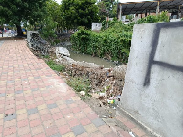 Parte del muro que quedó destruido en el borde del río Burro, en la J4 del barrio Jocay.