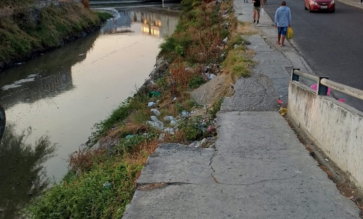 Un tramo del cauce del río Burro donde ya no existe muro de gavión.