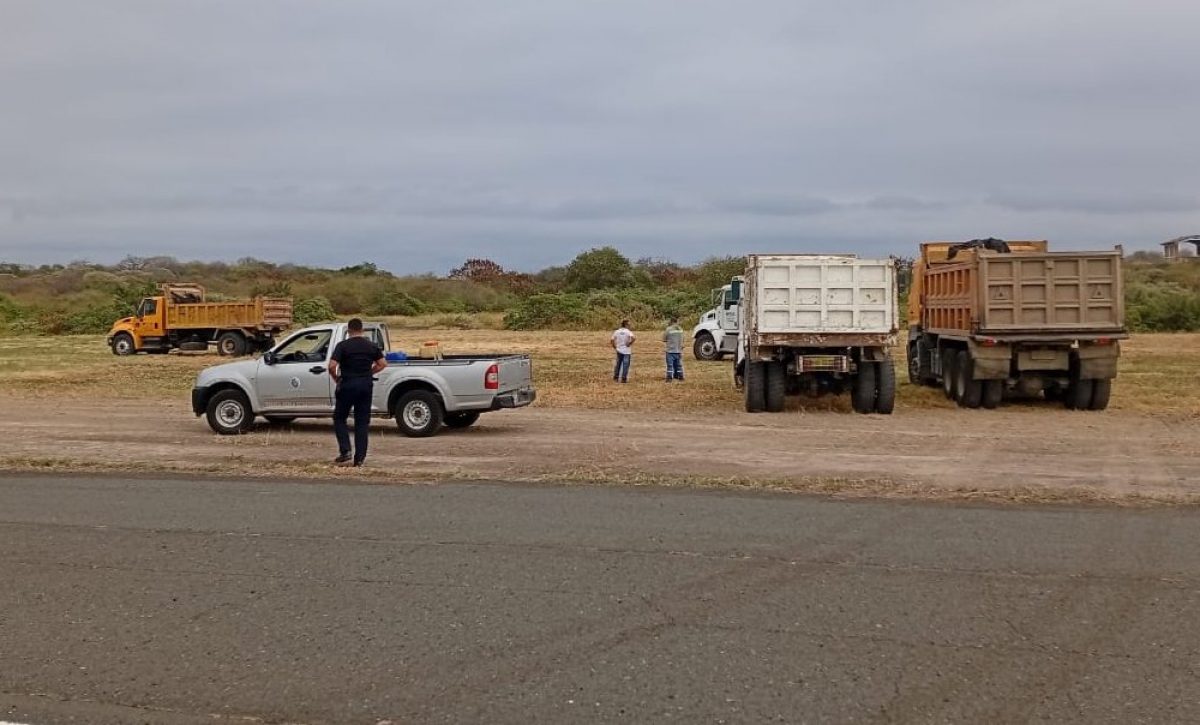 Para mitigar la presencia de aves en el Aeropuerto Internacional Eloy Alfaro de Manta,  el MTOP, Municipio de Manta y la DGAC se unieron para continuar los trabajos de limpieza de maleza.