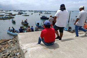 Pescadores y visitantes esperan que se asignen los fondos para que el municipio culmine esta escalinata.