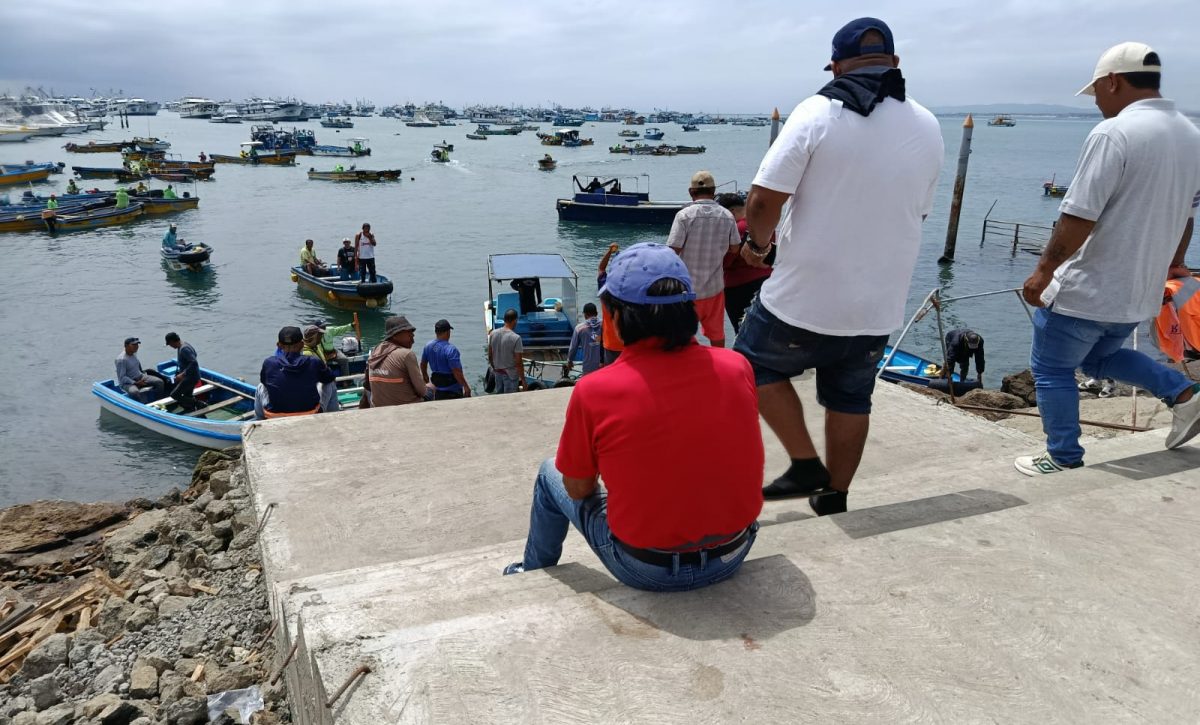 Pescadores y visitantes esperan que se asignen los fondos para que el municipio culmine esta escalinata.