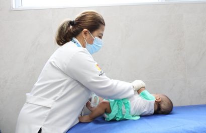 La conmemoración subraya que los niños, particularmente recién nacidos, enfrentan riesgos en sistemas de salud sobrecargados.
