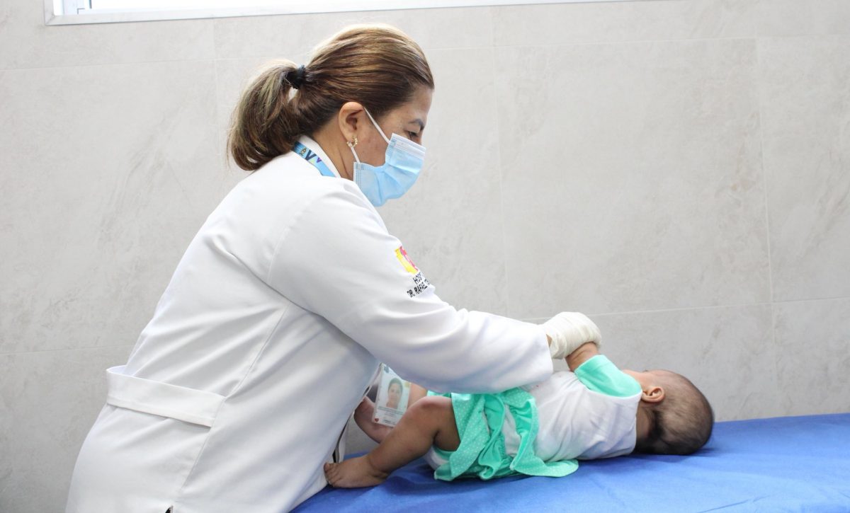 La conmemoración subraya que los niños, particularmente recién nacidos, enfrentan riesgos en sistemas de salud sobrecargados.