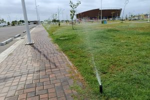Los surtidores de agua en pleno funcionamiento en el parque Centenario Agustín Intriago.