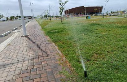 Los surtidores de agua en pleno funcionamiento en el parque Centenario Agustín Intriago.