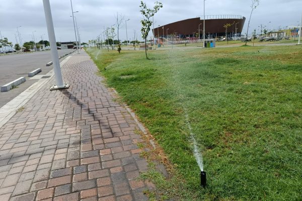 Los surtidores de agua en pleno funcionamiento en el parque Centenario Agustín Intriago.