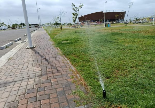 Los surtidores de agua en pleno funcionamiento en el parque Centenario Agustín Intriago.