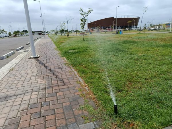 Los surtidores de agua en pleno funcionamiento en el parque Centenario Agustín Intriago.