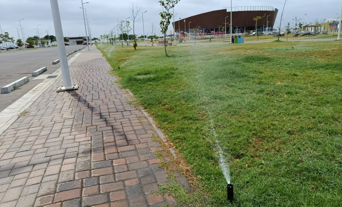 Los surtidores de agua en pleno funcionamiento en el parque Centenario Agustín Intriago.